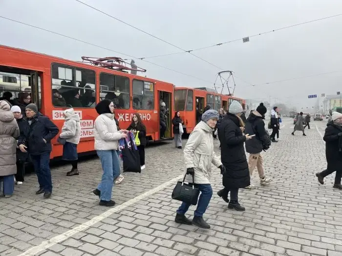 In Yekaterinburg, a bus driver decided to drive around a traffic jam right on the sidewalk. The video of the incident quickly spread online, and now the offender and the carrier have been summoned to the traffic police.