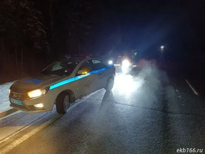 Сотрудники полиции помогли семье, чей автомобиль сломался на Серовском тракте.