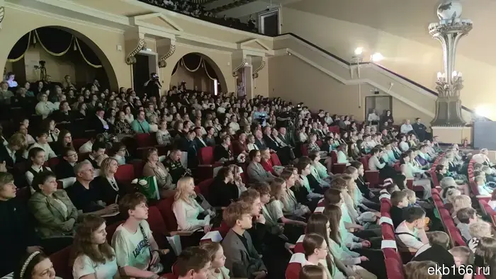 В Екатеринбурге Жога вручил именитые часы разведчику, отметившему свой столетний юбилей (ФОТО)