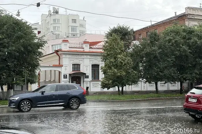 Свердловчанам предрекли град, сильные дожди и шквальный ветер.
