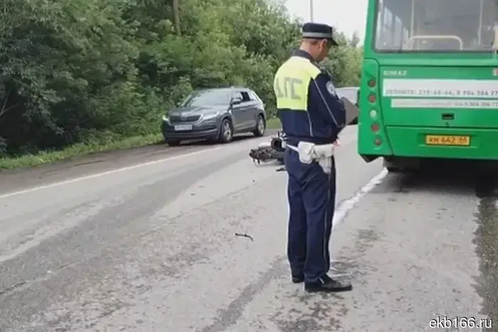 В Екатеринбурге мотоциклист столкнулся с автобусом и легковым автомобилем иностранного производства.