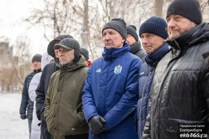 Сквер, посвященный тренеру-спасателю, открылся в Екатеринбурге на углу улиц Фрунзе и Белинского.