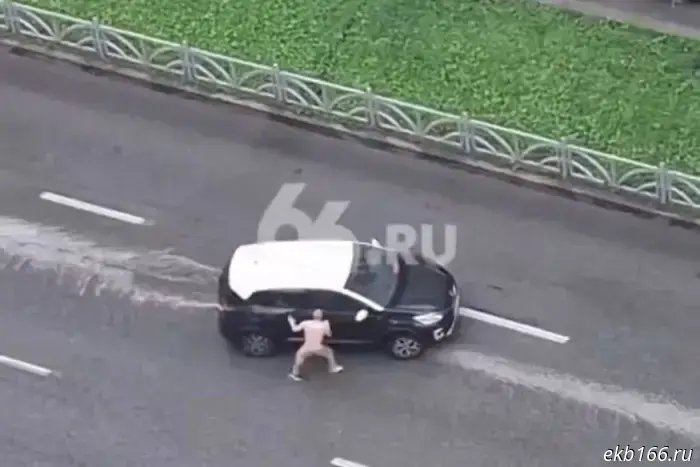 In the center of Yekaterinburg, a naked man jumps into moving cars.