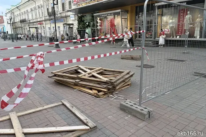 В Екатеринбурге пешеходам закрыли улицу Вайнера.
