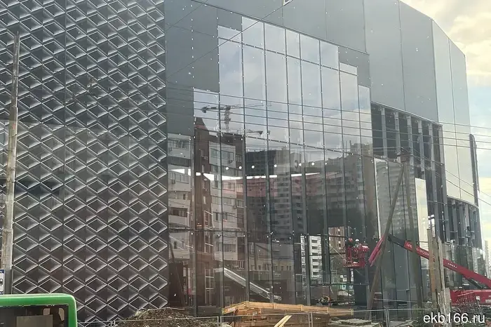 The opening date of the "Golden" shopping center in Yekaterinburg has been postponed for the fourth time.