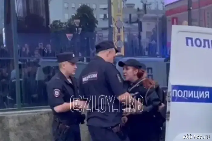 На улице Вайнера резко задержали женщину с младенцем в коляске.