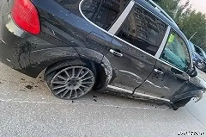 Водитель ВАЗ нанёс ущерб нескольким автомобилям во дворе Академического, пытаясь припарковаться.