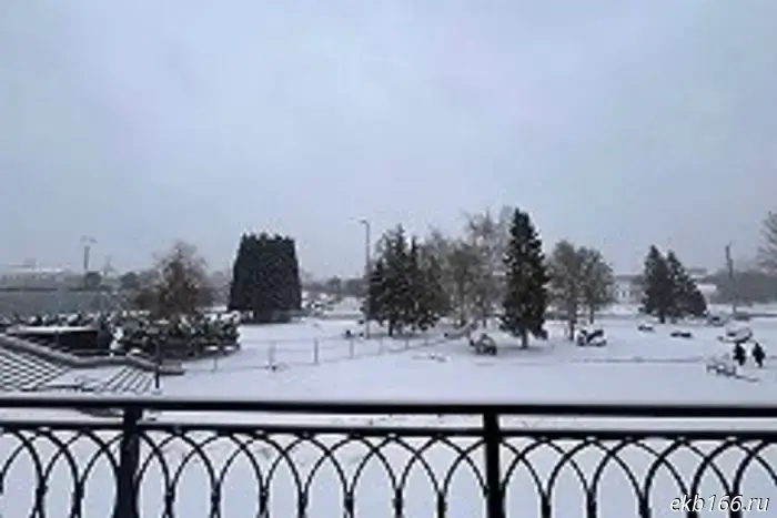 В Екатеринбурге Исторический сквер огородили забором.