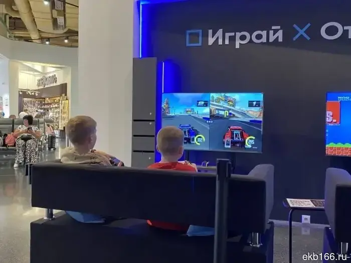 В Кольцово установили игровые консоли для пассажиров, которые ожидают свой рейс.