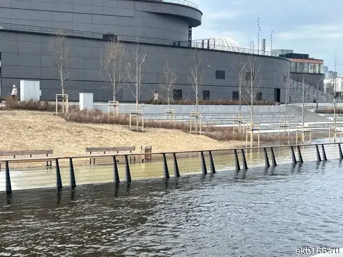 The embankment in Yekaterinburg has been flooded.