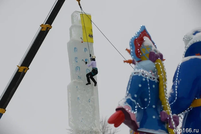«Они снова лезут!» В Екатеринбурге проходит последний штурм ледяного городка (ФОТО)