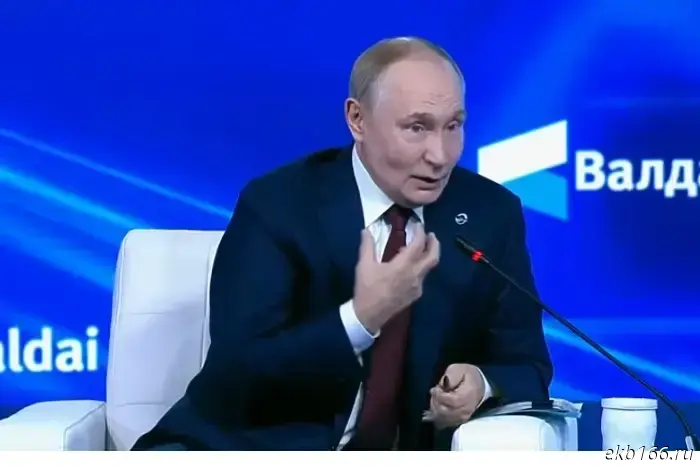 Putin supported young people wearing kokoshniks.