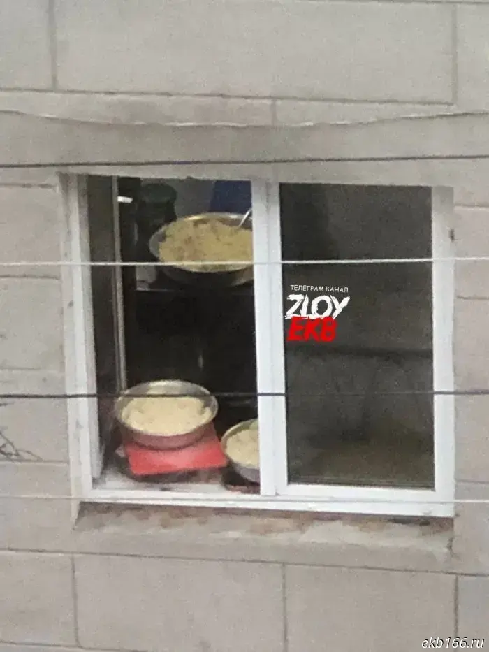 Житель Екатеринбурга обратился в Роспотребнадзор с жалобой на кастрюли, выставленные в окне.