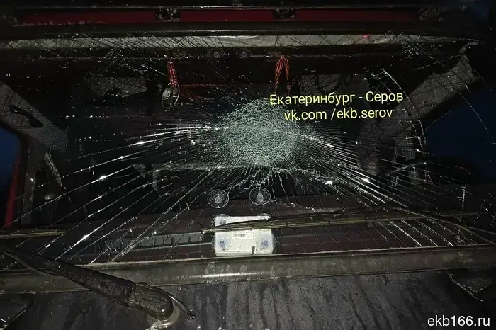 На Серовском тракте дети с моста бросают камни в проезжающие автомобили, разбивая стекла (ФОТО)
