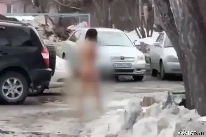 A naked girl was spotted on the street under Yekaterinburg.