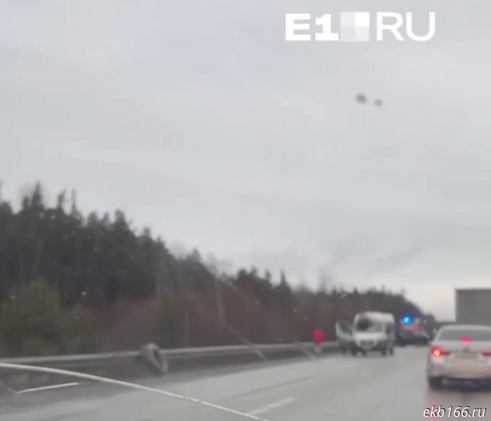 A wheel torn off in a crash on the EKAD shattered the windshield of a passing minibus (PHOTO)