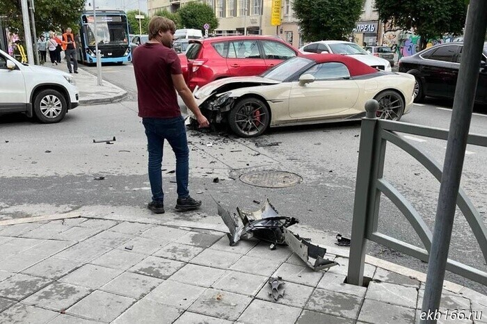 В центре Екатеринбурга движение оказалось парализовано из-за массового ДТП с участием автомобилей класса люкс (ФОТО)