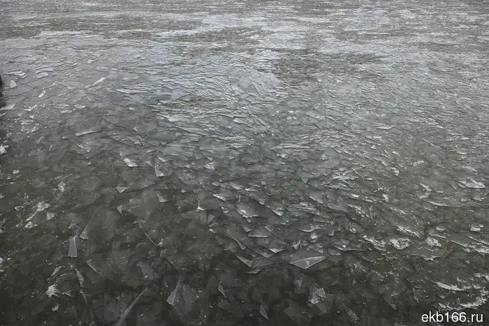 Ребенок, вышедший на лед, утонул в Свердловской области.