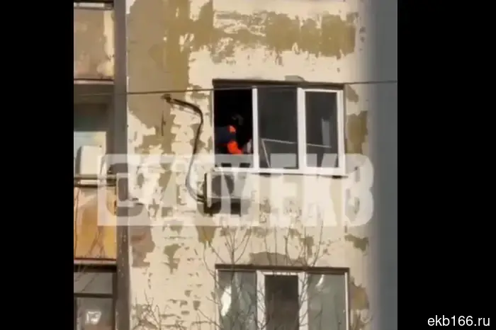 На Эльмаше мужчину в белом не разрешили выпрыгнуть из окна с большой высоты.