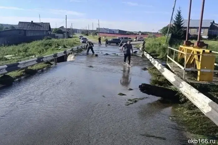 Серовский тракт значительно затопило из-за интенсивных дождей.