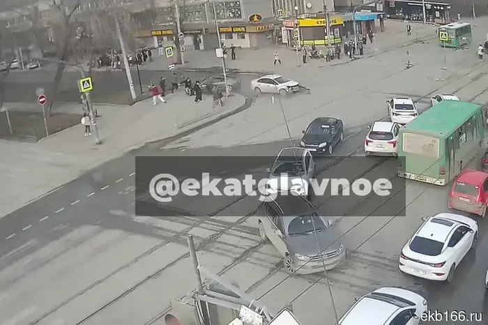 A girl lost her leg: in Yekaterinburg, a car flew onto the sidewalk with pedestrians.
