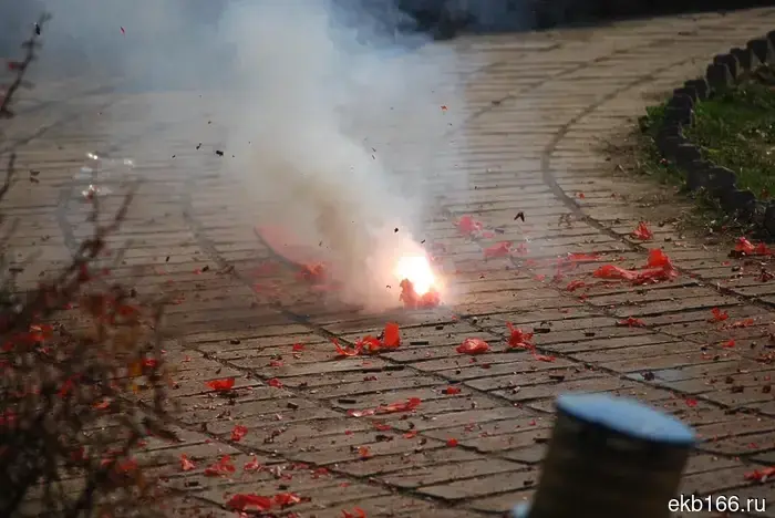 They set off firecrackers: a group of young guys scared the local residents in Elmashe.