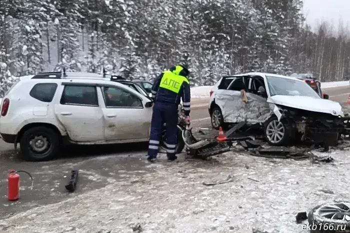 Три человека, среди которых 81-летняя женщина, получили травмы в аварии на Серовском тракте.