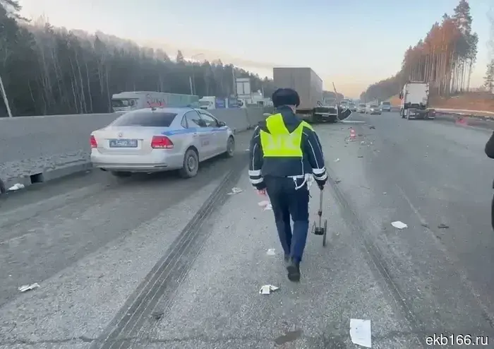 Водитель «Фольксвагена» скончался в результате аварии с грузовиком на 10-м километре ЕКАД.