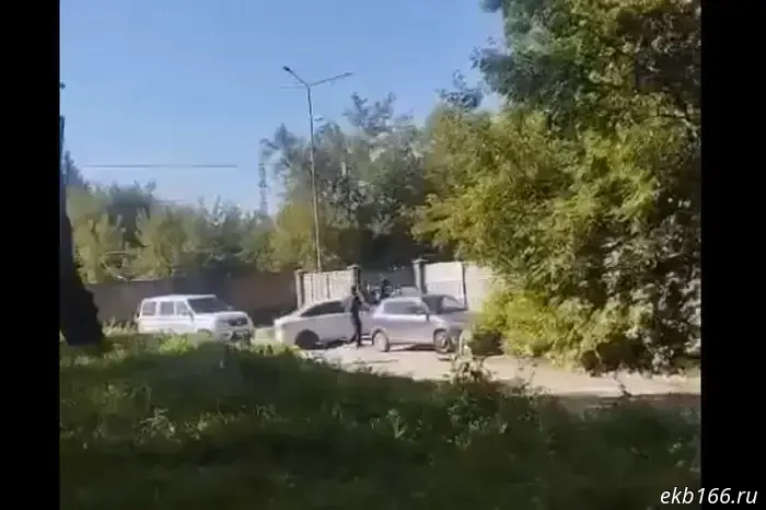 К офису скандально известной управляющей компании из Екатеринбурга прибыли правоохранители.