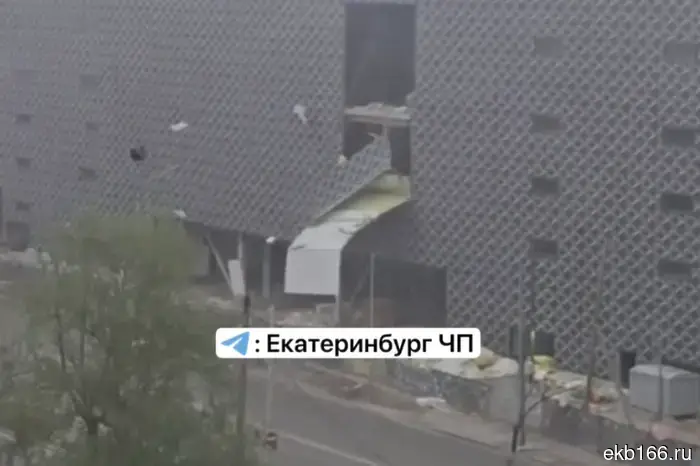 В новом торговом центре «Золотой» на Ботанике обрушилась стена.