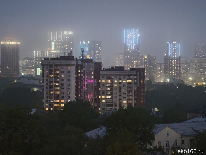 Вечером вчера Екатеринбург окутал туман (ФОТО)