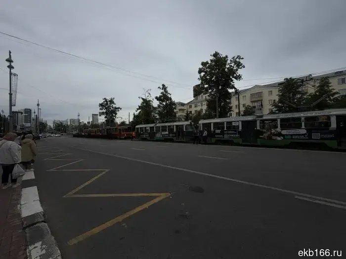 Everyone is walking: trams have stopped on Lenin Avenue.