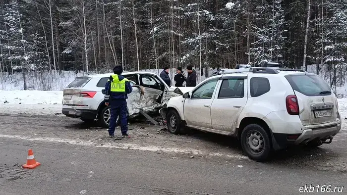 Три человека, среди которых 81-летняя женщина, получили травмы в аварии на Серовском тракте.