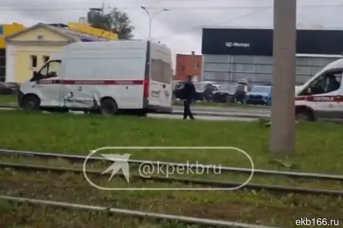 In Yekaterinburg, a passenger car crashed into an ambulance.