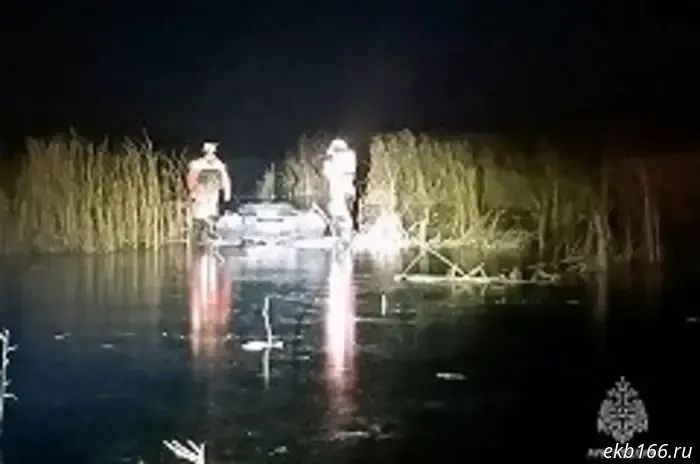 «Спасли одного». Снегоход с двумя пассажирами ушел под лед в Свердловской области.