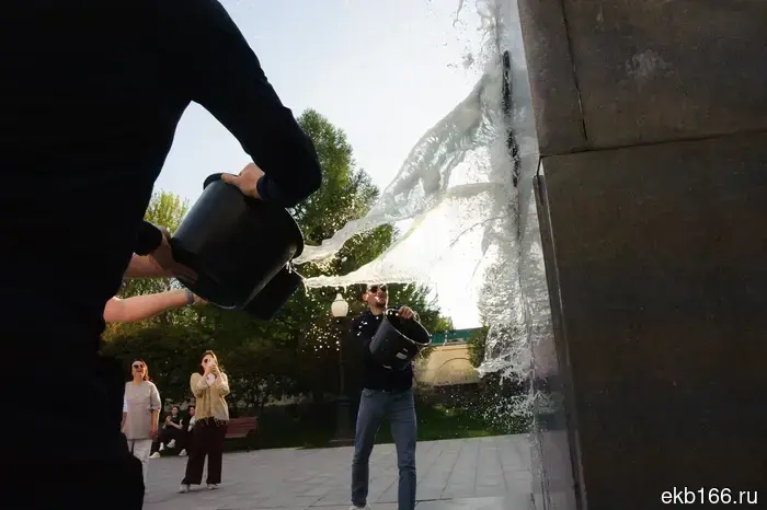 In Yekaterinburg, the monument to Alexander Popov was washed.