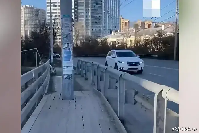 A woman from Yekaterinburg complained about the lack of a proper sidewalk near the "Zolotoy" bus station.