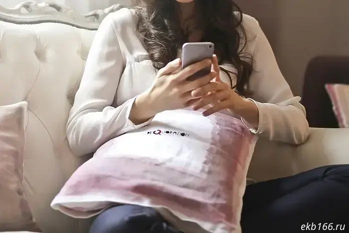 В Свердловской области девочка поделилась с незнакомцами несколькими цифрами, в результате чего её семья потеряла значительную сумму денег.