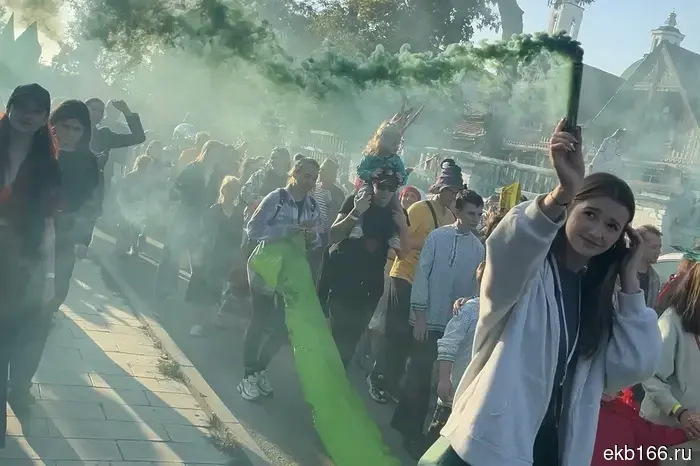 В Свердловской области изменили дату проведения карнавала, который традиционно устраивался в конце лета.