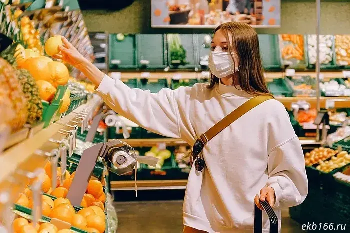 В Екатеринбурге закрыли магазин, где продавались просроченные продукты и фальсифицированный алкоголь.