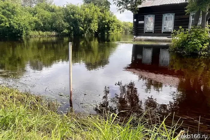 Пострадавшие от мощного наводнения жители Свердловской области получают по 15 тысяч рублей.