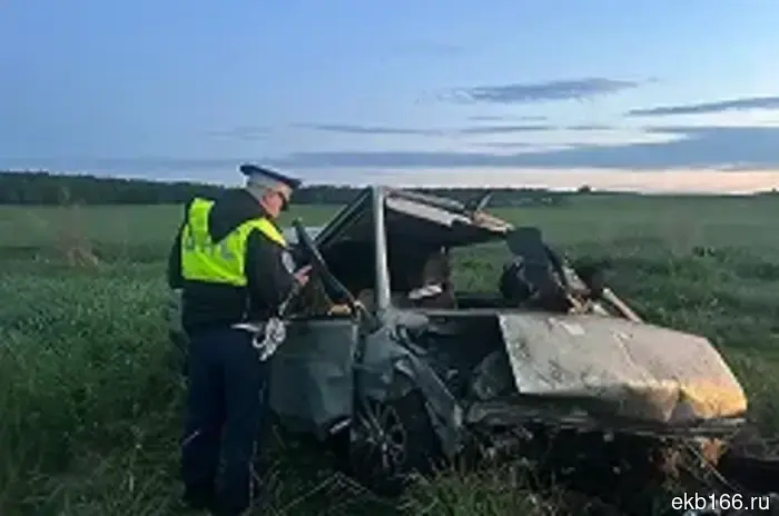 Бывший сотрудник полиции и его друг погибли в результате происшествия с перевернувшимся автомобилем под Сухим Логом.