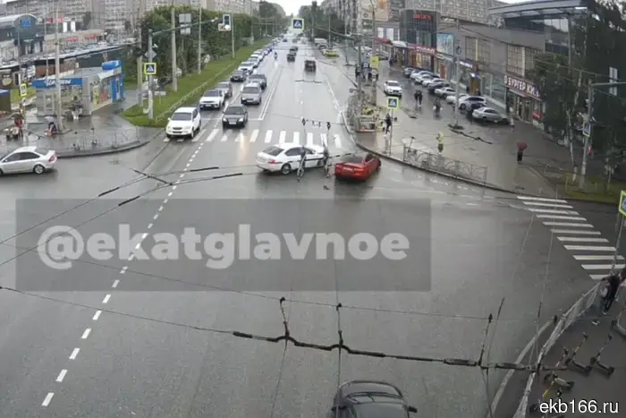 In Yekaterinburg, a man saved his life by managing to run away from a car that was speeding towards him.