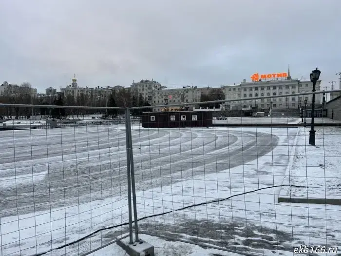 В Екатеринбурге Исторический сквер огородили забором.
