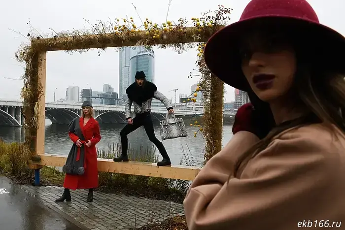 In the center of Yekaterinburg, girls suddenly turned a pier into a runway.