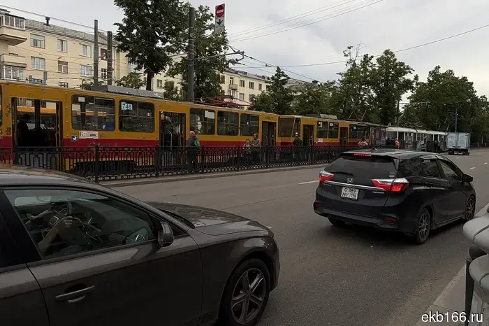 Everyone is walking: trams have stopped on Lenin Avenue.