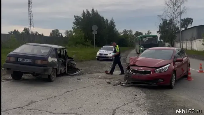 A group of teenagers in a car bought by a 16-year-old driver crashed in Yekaterinburg.