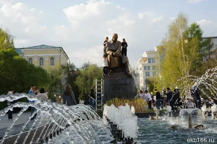 In Yekaterinburg, the monument to Alexander Popov was washed.