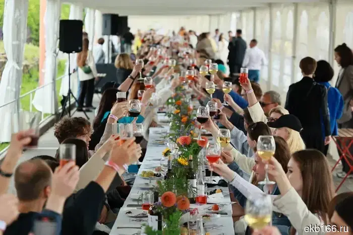 In the Sverdlovsk city, a 100-meter table was set up for 240 people.