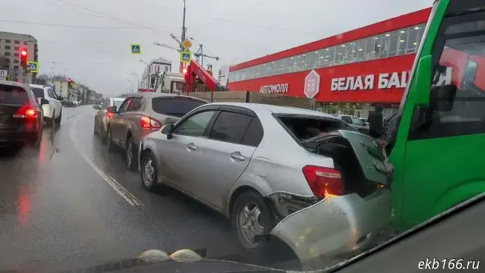 «Паровозик». В результате ДТП на Уралмаше пострадали три машины.